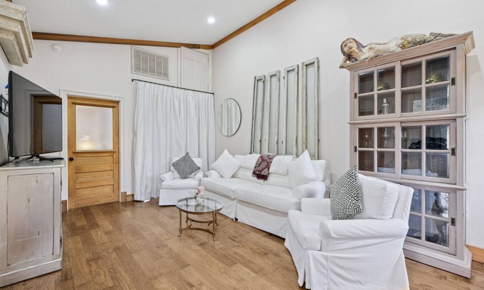 Carrollton House | Cozy 1 Bedroom Double Right off St. Charles!