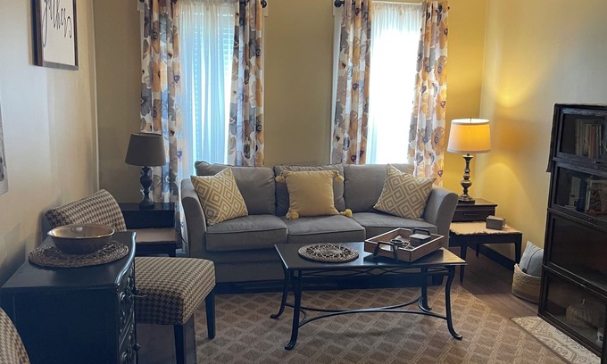 Near Eastside House | Cozy 1-bedroom house in lovely Indianapolis with WiFi, AC