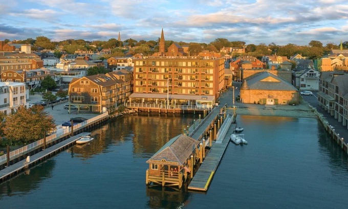 Newport Resort | Cozy 1-bedroom Inn on Harbor Thames St
