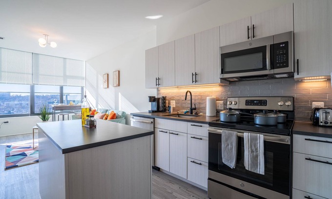 Eisenhower East Apartment | Cozy 1-Bedroom w/FREE Parking/RooftopPool/Doggy Park