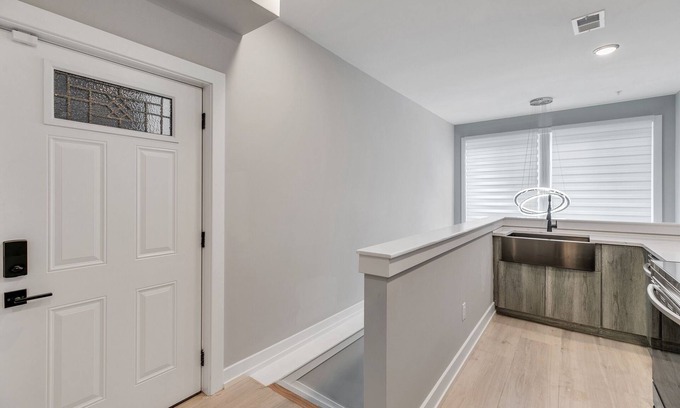 Fairmount House | Cozy 1B/1.5Ba Bi-Level Condo