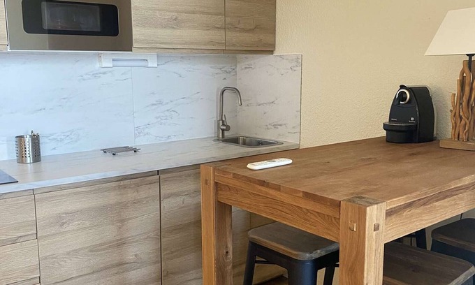 Eclose-Ouest Apartment | Cozy 1BR Apartment for 4 with South-Facing Balcony in Alpe d'Huez, Pet-Friendly, Near Lifts