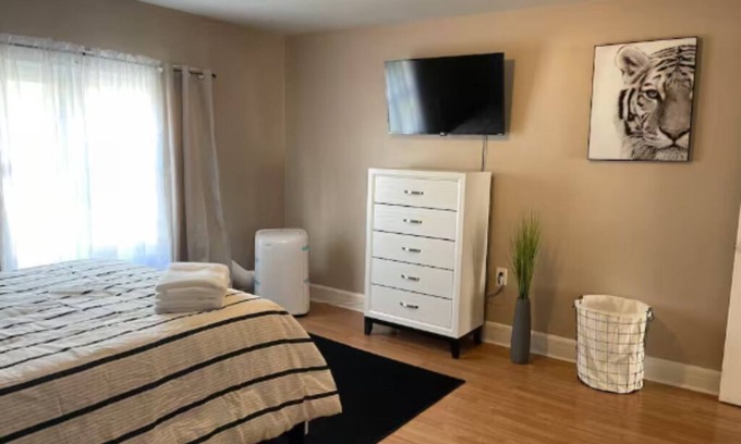 East Orange Apartment | Cozy 1BR Retreat l 1 Bath l Close to EWR & NYC