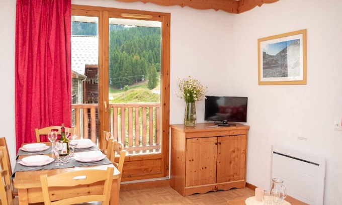 Puy-Saint-Vincent Apartment | Cozy 2-Bedroom Apartment for 6 with Balcony and Ski Storage in Puy-Saint-Vincent