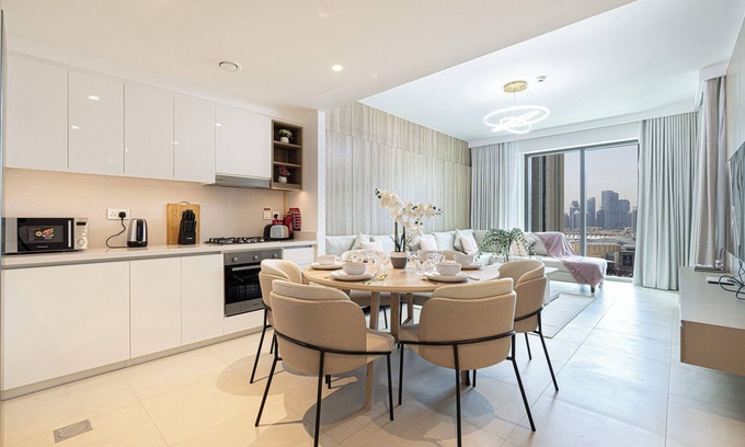 Deira Apartment | Cozy 2-bedroom Apartment with Burj Khalifa View, Steps to Dubai Mall