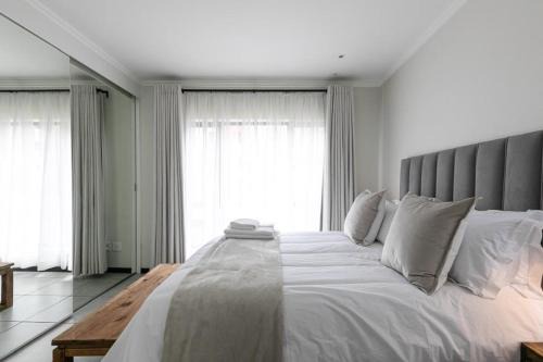 Greater Johannesburg Metropolitan Area Apartment | Cozy 2-Bedroom Apartment with Pool & Gym near Fourways Mall and Hospital