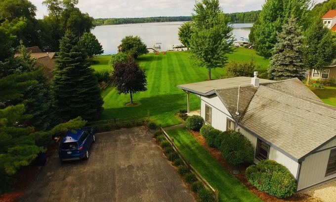 Lake Ann Cottage | Cozy 2 Bedroom Cottage Sleeps 7 in the village of Lake Ann