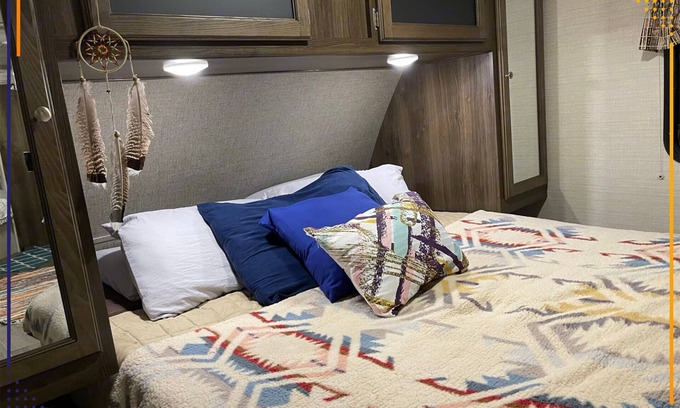 Lexington House | Cozy 2-bedroom Glamping RV with AC, fitness room, WiFi at KHP