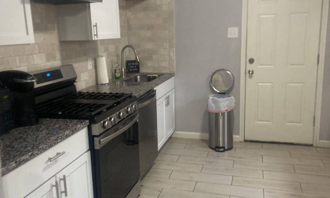 Fort Worth House | Cozy 2 Bedroom Home (Entire House)