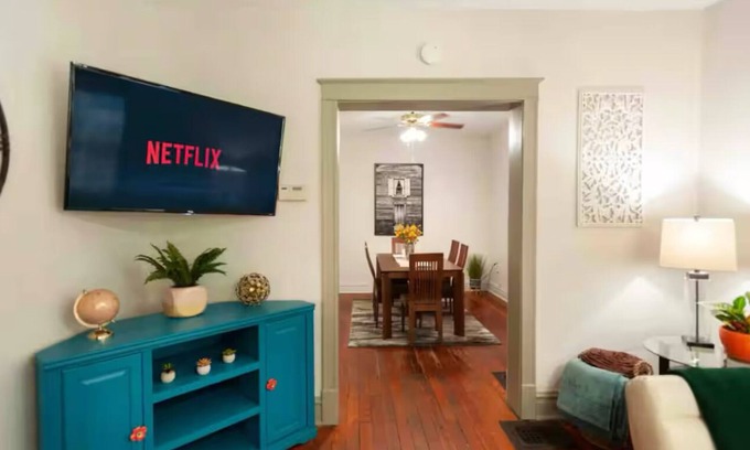 Westport House | Cozy 2-bedroom house in Kansas City- Walk to Westport and Plaza