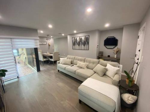 Kendale Lakes House | Cozy 2 Bedroom Modern Farmhouse in Miami