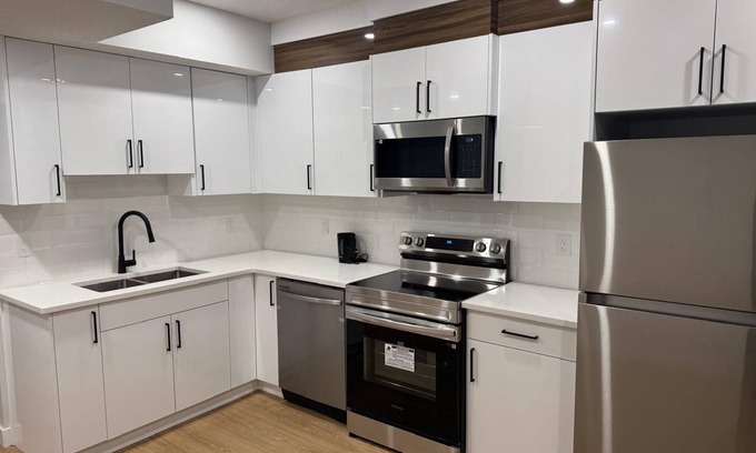 Northeast Edmonton House | Cozy 2 bedroom n’ 1 full bath suite in Iconic family neighborhood