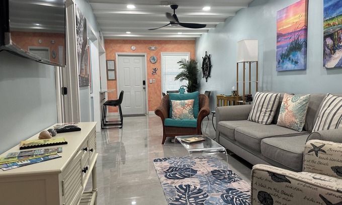 Marathon House | Cozy 2-BR 2-BA bungalow near beaches and 7-Mile Bridge - Pet Friendly!