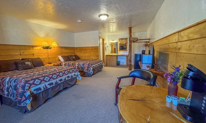 Dubois Cabin | Cozy 2 Queens Cabin, Hot Tub by the River, Mountain View & Pet-Friendly