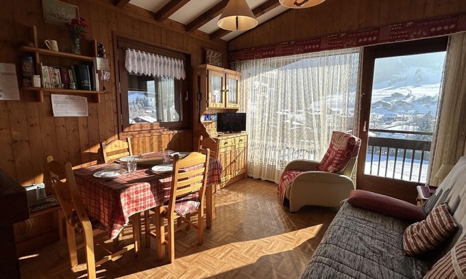 Praz-sur-Arly Apartment | Cozy 2-room apartment in Praz sur Arly with parking and balcony - 300m from village, 600m to slopes