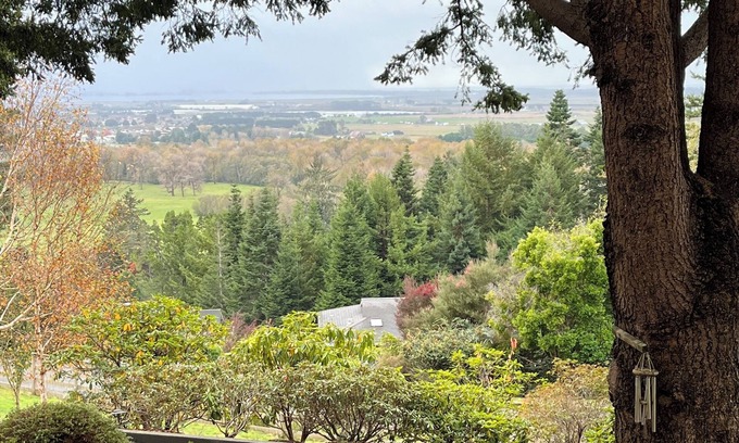 Pacific House | Cozy 25 ' Airstream not far from Arcata with privacy and an amazing view