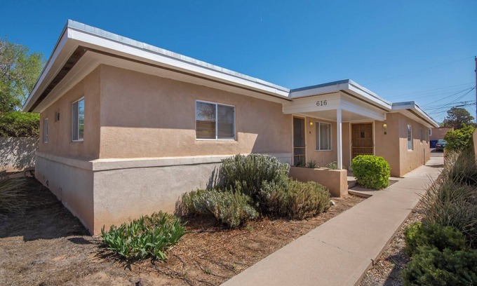 Highland Business Condo | Cozy 2bd/1ba Nob Hill home w/Garage & AC