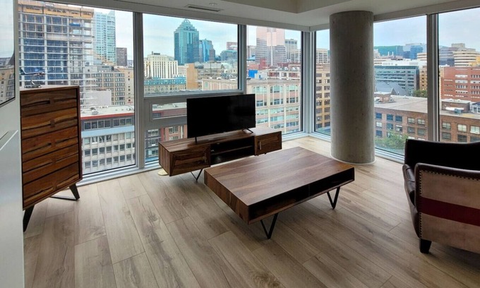 Quartier des Spectacles Apartment | Cozy 2BR Apt with Pool, Workspace and Fire Lounge