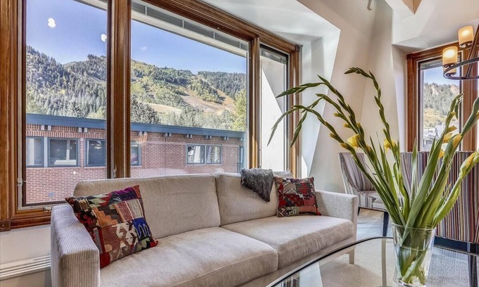 Aspen Condo | Cozy 2BR Condo w/Mountain Views & Hot Tub