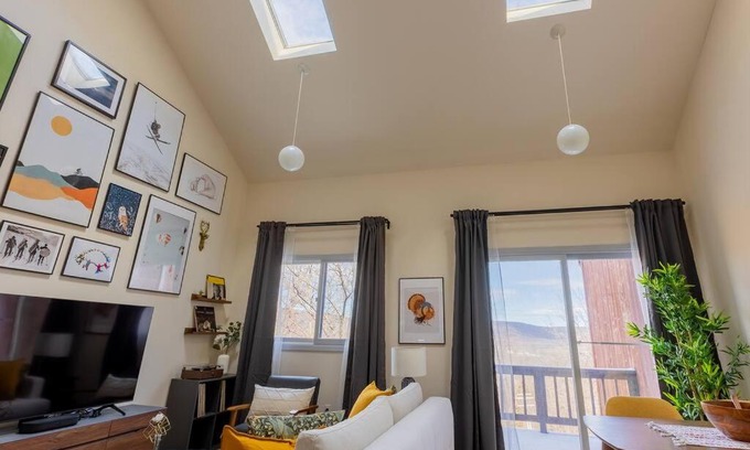 Vernon Apartment | Cozy 2BR condo w/valley views