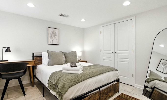 Near Northeast Apartment | Cozy 2BR Flat - Walk to METRO Union Market