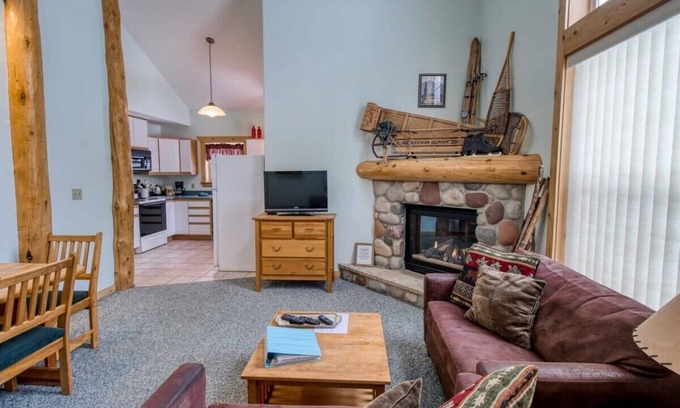 Leadville Cabin | Cozy 2BR Mountain Condo: Loft, Fireplace