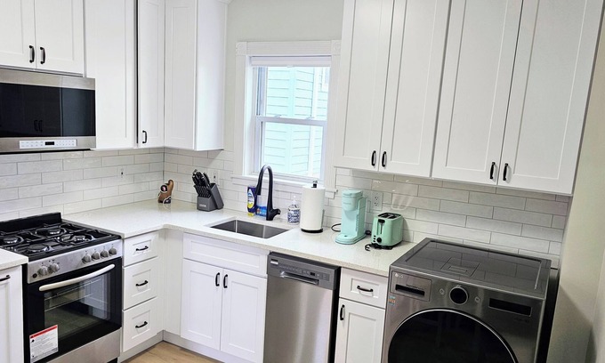 Greenwich Apartment | Cozy 2br retreat in charming Greenwich. Walk to restaurants & beach!