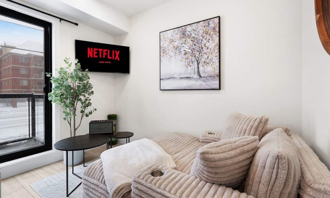Niagara Falls Apartment | Cozy 2BR Suite with Parking and Sofa Bed and Sleeps 6