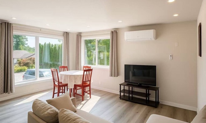 Shoreline House | Cozy 2BR w/WiFi and AC Near UW, Northgate, Golf & All Amenities in Shoreline
