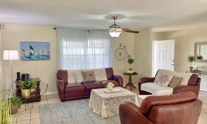 Florida Central Atlantic Coast House | Cozy 3/2, 5mins to Disney, 10 to Universal
