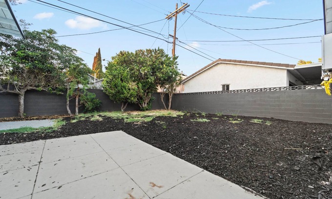 Lynwood House | Cozy 3 bed 2 bathroom duplex near SOFI