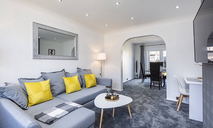 Aveley House | Cozy 3 Bed House in Aveley, Thurrock.