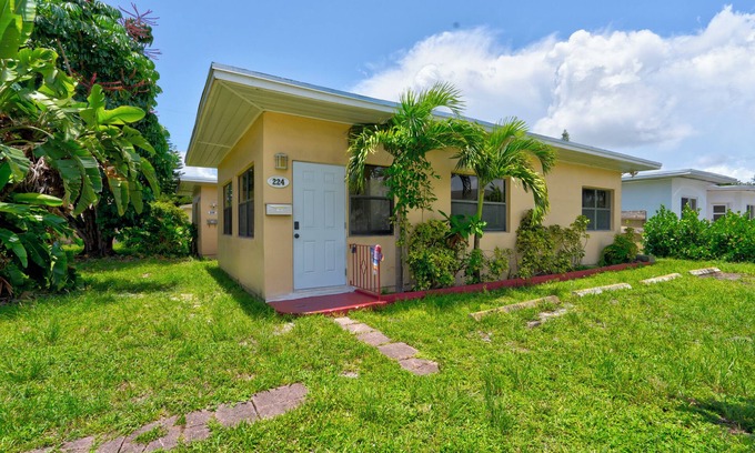 Miami Shores Apartment | Cozy 3-Bedroom apartment in Miami with AC