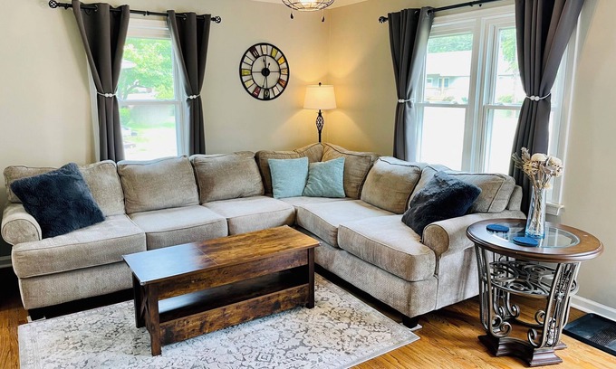 Pontiac House | Cozy 3 bedroom Bungalow near Great Lakes Crossing & Pine Knob