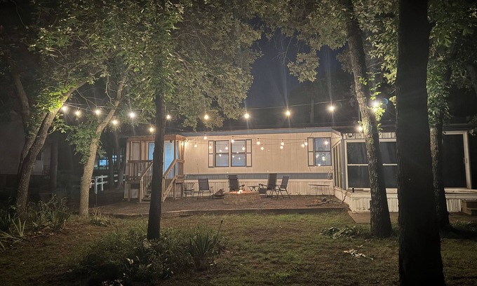 Hoyt House | Cozy 3-bedroom house in Porum, OK with stunning sunset view of Lake Eufaula