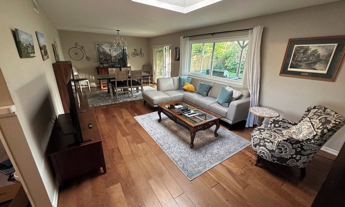 La Riviera House | Cozy 3-bedroom house with office near the American River