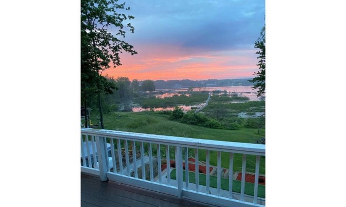 Norton Shores House | Cozy 3 bedroom Lake Cottage