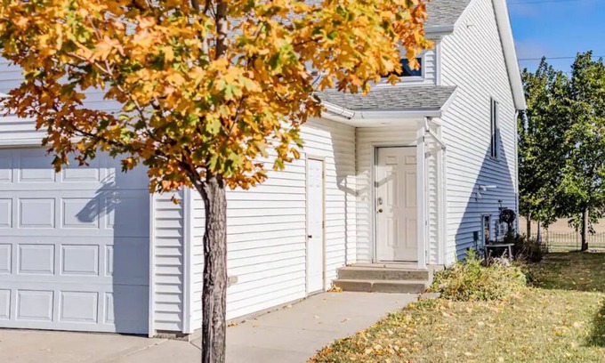West Fargo House | Cozy 3 Bedroom Twin Home on Bike Path