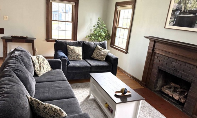 South Bend House | Cozy 3BD/1.5 BA 3 mi from ND campus.