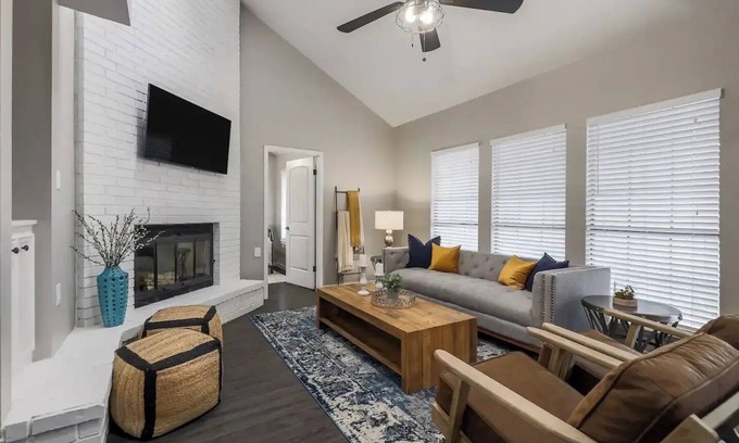 Round Rock Original Plat House | Cozy 3BR, Fenced Yard, Walk to Public Pool, Pets OK