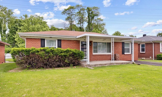 Jeffersonville House | Cozy 3BR Getaway Pets OK + Fenced Yard