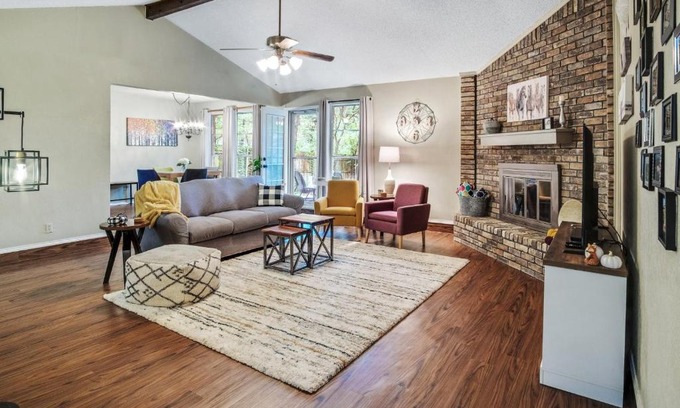 Southwest Arlington House | Cozy 3BR Kid & Dog Friendly Home In Central Location! home