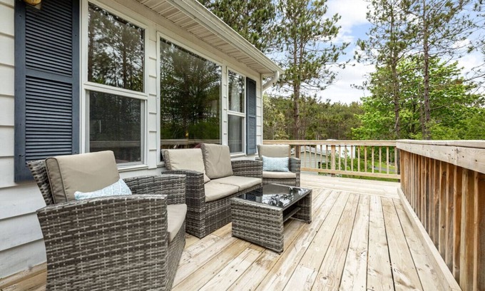 Frankfort House | Cozy 3BR w/Grill + Yard Games | Walk to Downtown + Lake MI