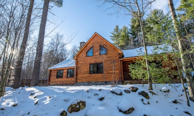 Jay Cabin | Cozy 4 Bedroom Adirondack Log Cabin
