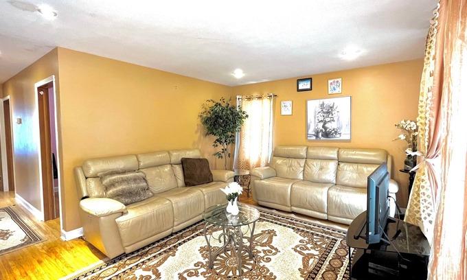 St. Louis Park House | Cozy 4-bedroom, bathrooms, Free Parking