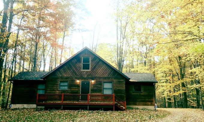 Farwell House | Cozy 4 Bedroom Cabin Nestled in the Beautiful Central Michigan