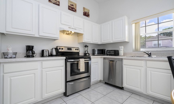 Indian Point House | Cozy 4-bedroom house /Near Disney with BBQ Grill & Pool