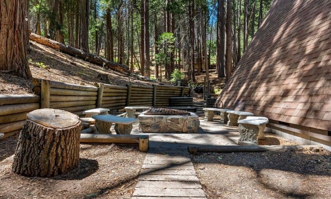 Alta Sierra Cabin | Cozy 4-bedroom cabin in awesome Wofford Heights with WiFi