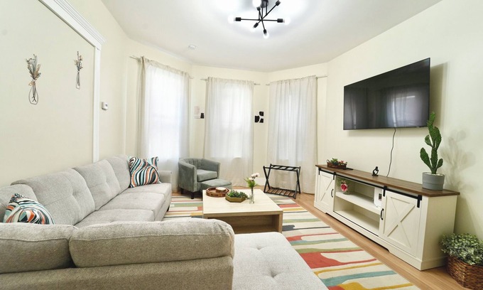 East Somerville House | Cozy 4BD/2BA Near Boston-Encore-T-Station & Diners
