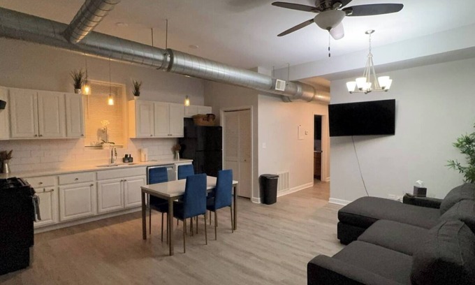 Lower West Side Apartment | Cozy 4BR Apartment minutes from great eateries, entertainment, and shopping!